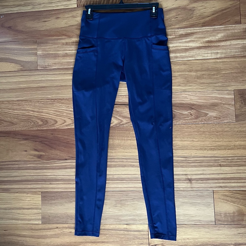 Navy blue leggings.